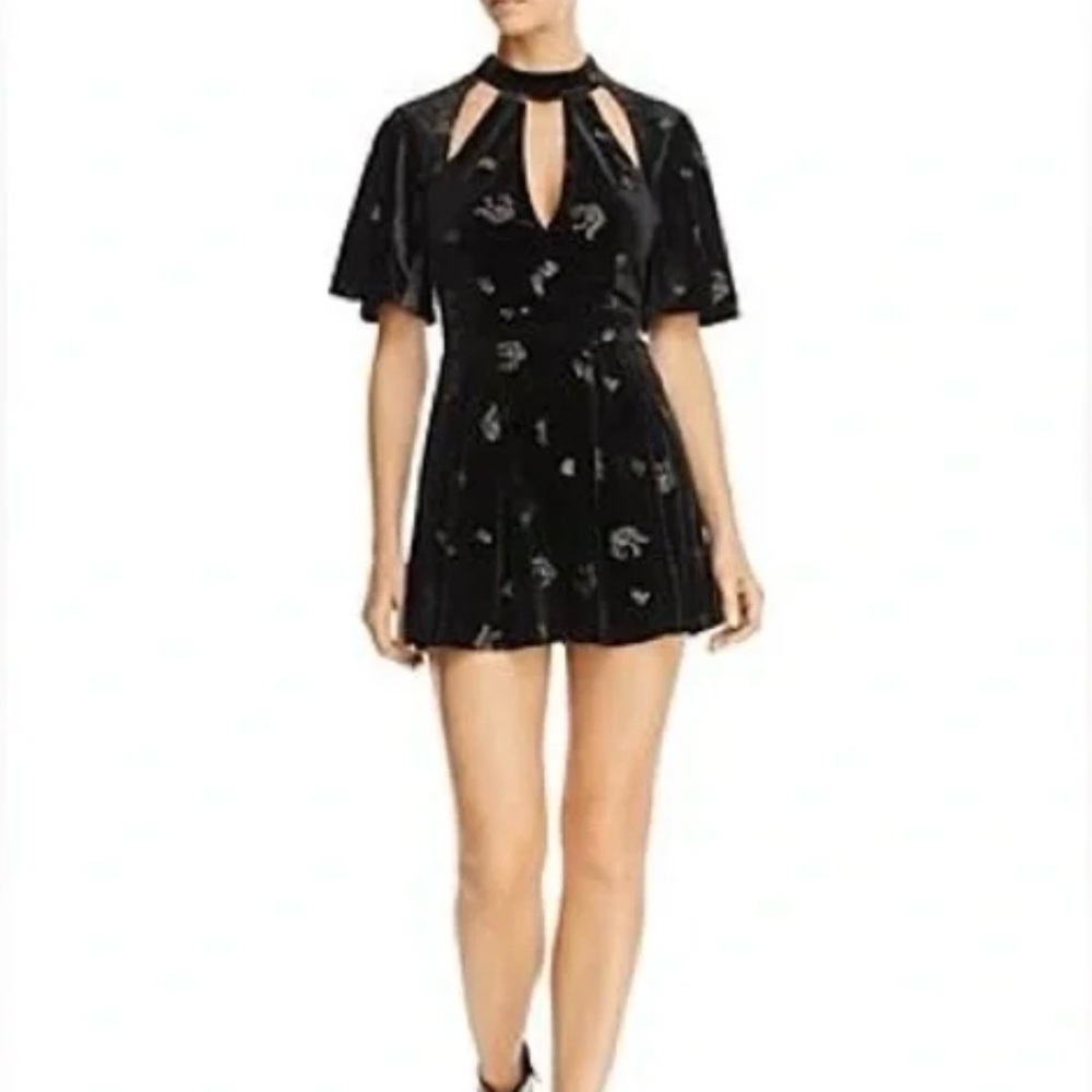 Lost + Wander Genevieve Black Velvet Embroidered Cutout Mini Romper Small NWT - Picture 1 of 12